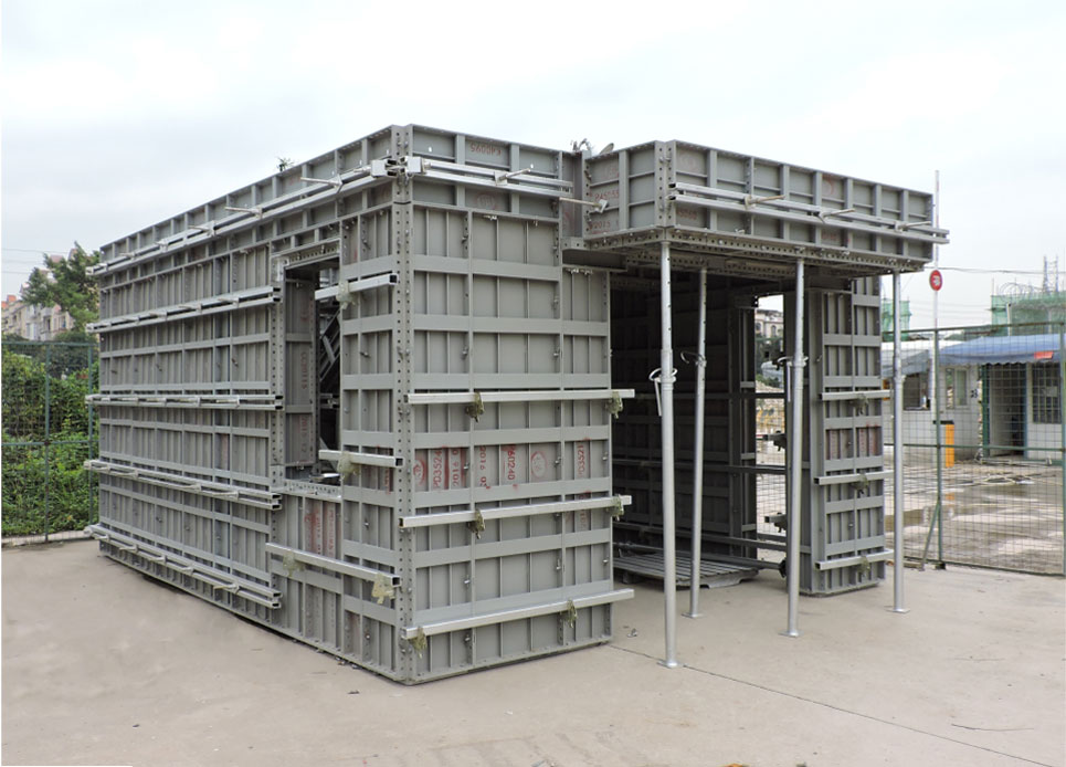 所述固定板的内部滑动连接有两组限位杆