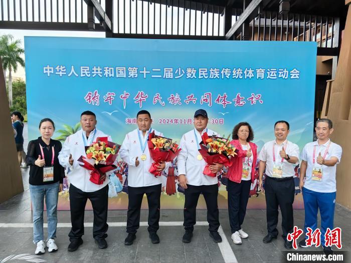 摔出风采，跤到朋友——上海队获搏克男子团体