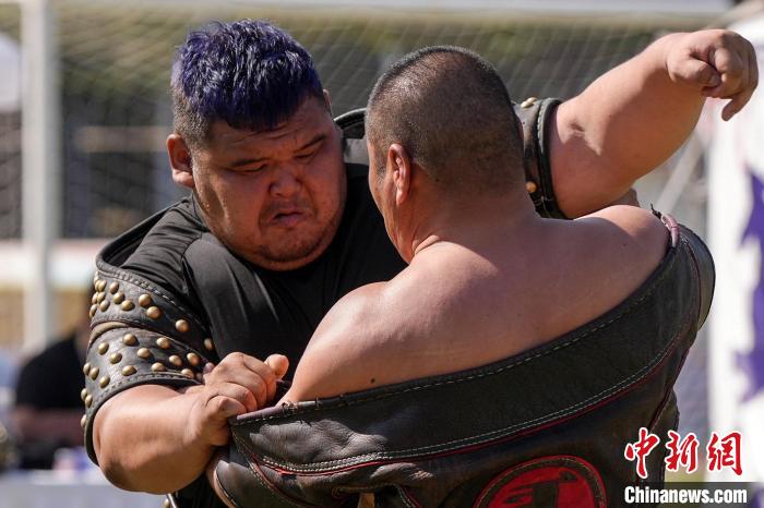 摔出风采，跤到朋友——上海队获搏克男子团体