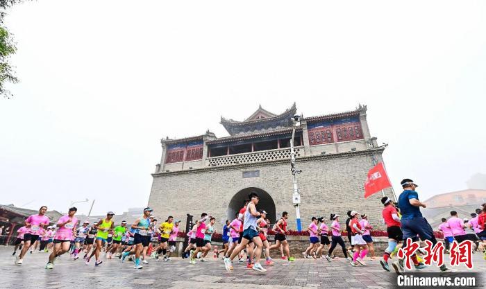 榆林国际马拉松鸣枪开跑，1.2万名中外跑友齐聚
