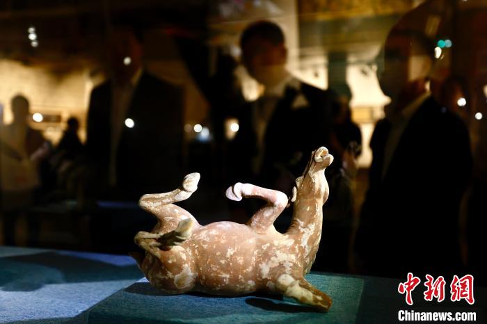 中华体育文化展亮相巴黎奥运 中国红融入多彩奥