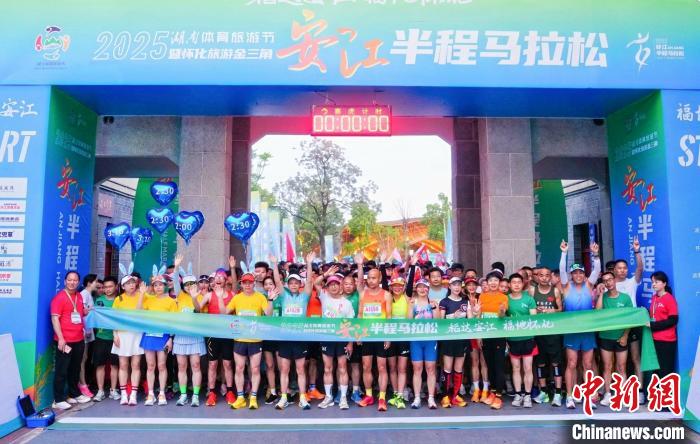 安江半程马拉松融合农耕文化 3000跑者共赏稻田春
