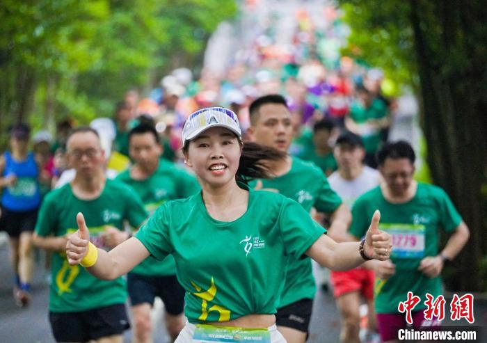 安江半程马拉松融合农耕文化 3000跑者共赏稻田春