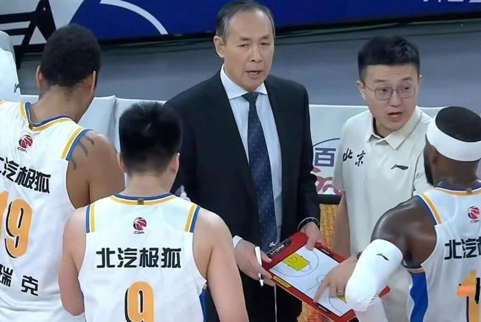 北京男篮惨败浙江男篮 跌出四强许利民怒斥球队