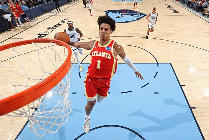 老鹰季后赛黑马之路：麦科勒姆控场经验成关键