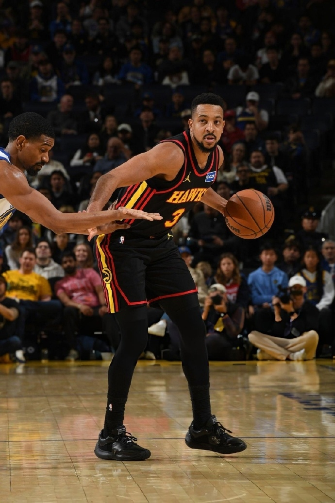 老鹰季后赛黑马之路：麦科勒姆控场经验成关键