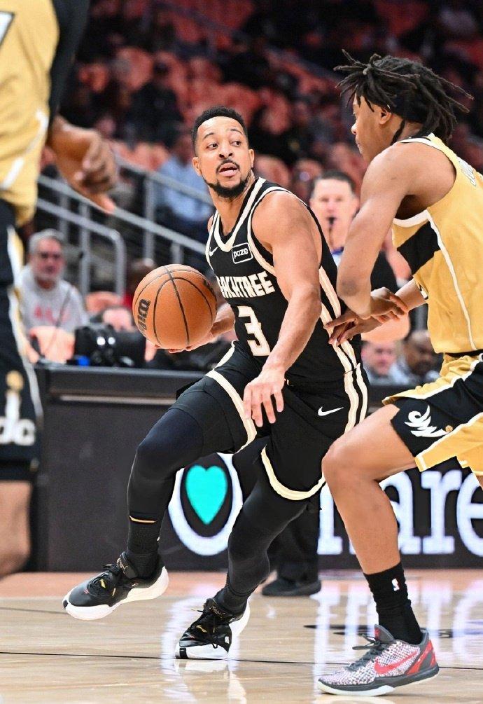 老鹰季后赛黑马之路：麦科勒姆控场经验成关键