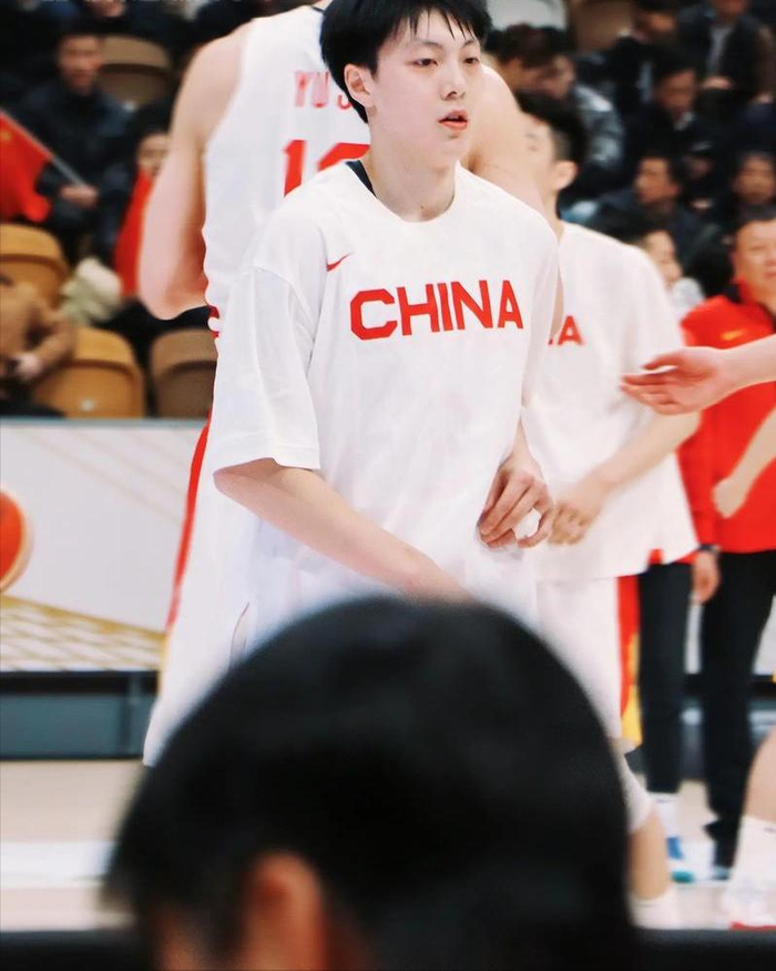 胡明轩假摔争议引判罚尺度讨论