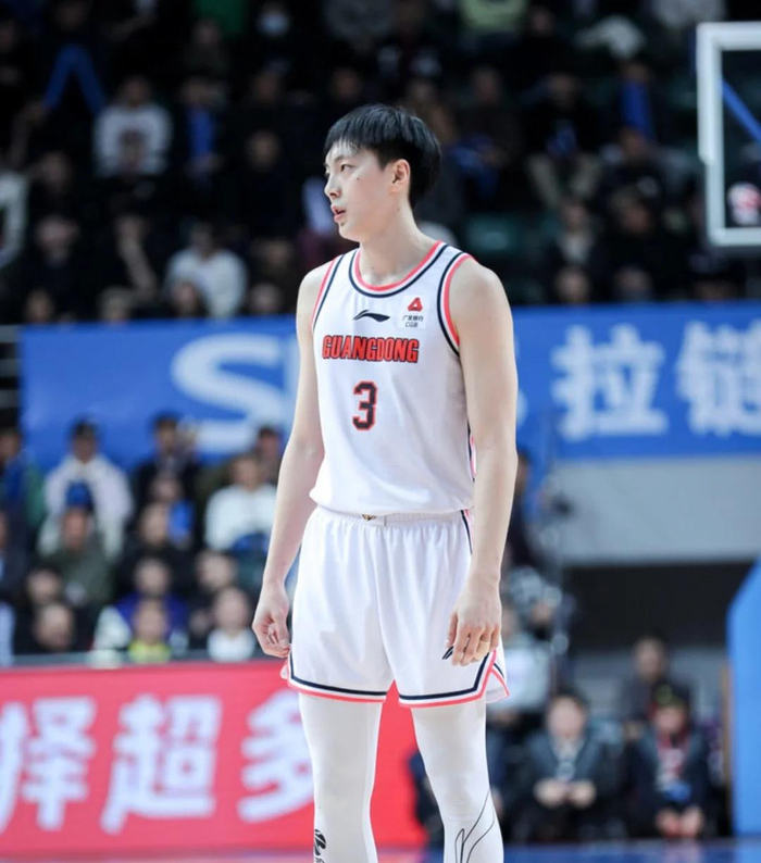 胡明轩假摔争议引判罚尺度讨论