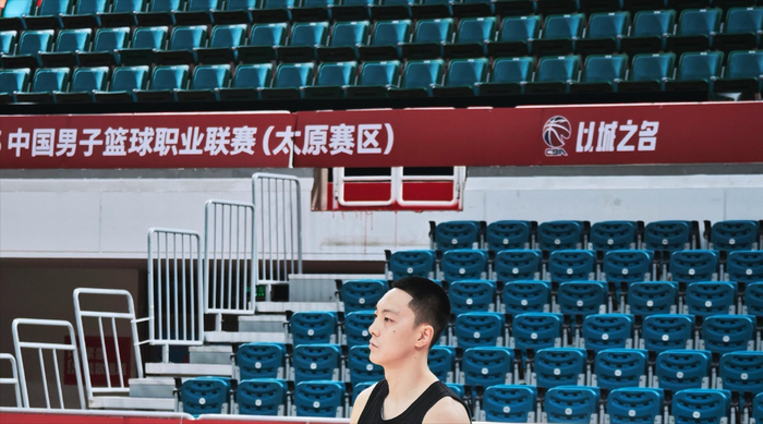 胡明轩假摔争议引判罚尺度讨论