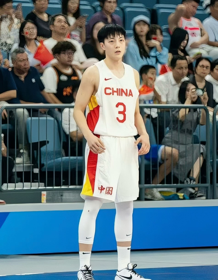 胡明轩假摔争议引判罚尺度讨论