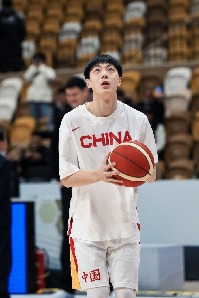 胡明轩假摔争议引判罚尺度讨论