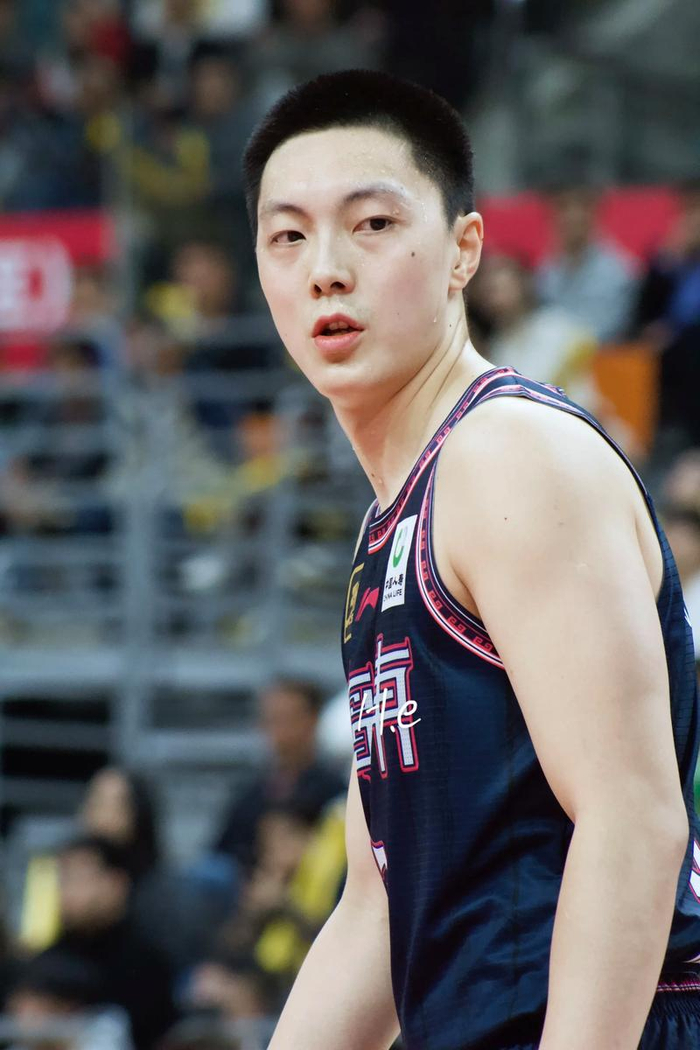 胡明轩假摔争议引判罚尺度讨论